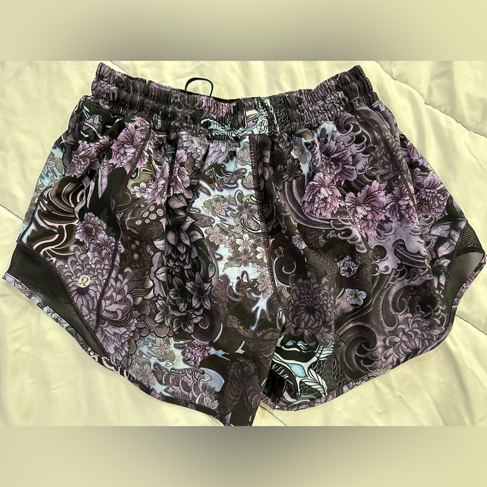 Lululemon Hotty Hot Short II *Long 4" - Picture 2 of 3